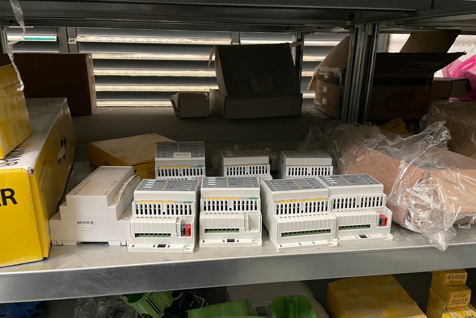 Stock lampade da tavolo, materiale elettrico e minuteria varia, oltre attrezzature e mobili da ufficio