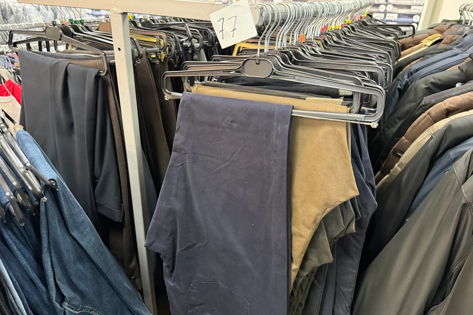Magazzino tessuti, capi di abbigliamento e accessori – ID da n. 65 a n. 80