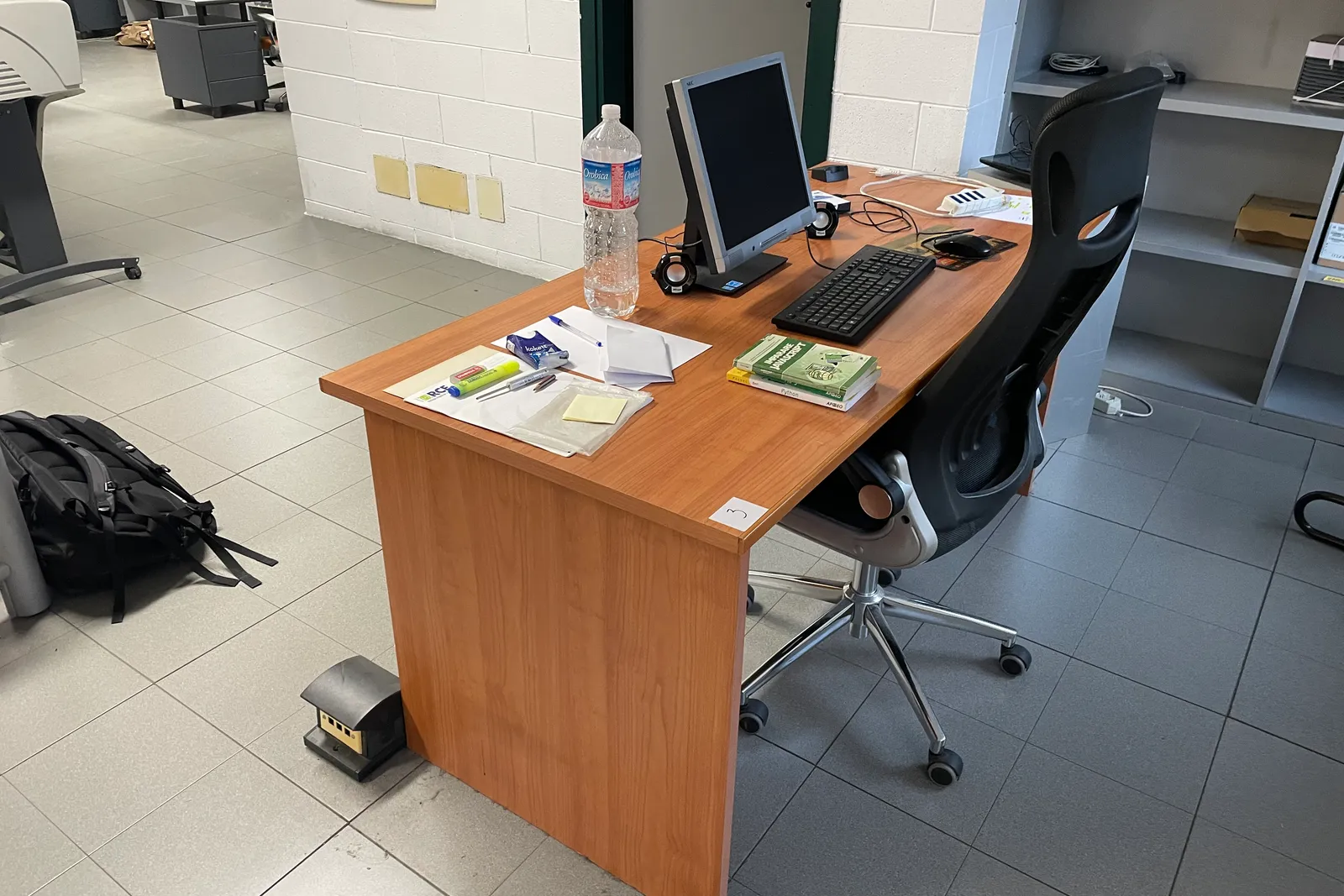 Stock lampade da tavolo, materiale elettrico e minuteria varia, oltre attrezzature e mobili da ufficio