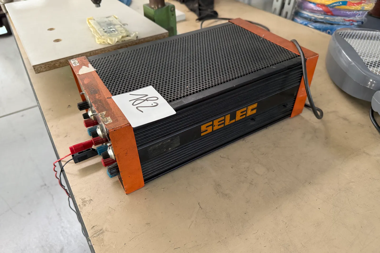 Stazioni saldanti, depuratori elettronici d’aria oltre piccoli attrezzi e componenti varie
