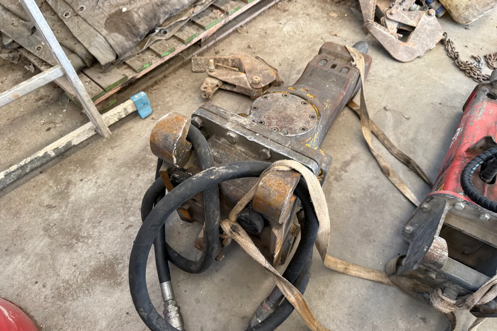 Escavatore Kubota mod. U56-5 completo di n. 3 benne e martello demolitore