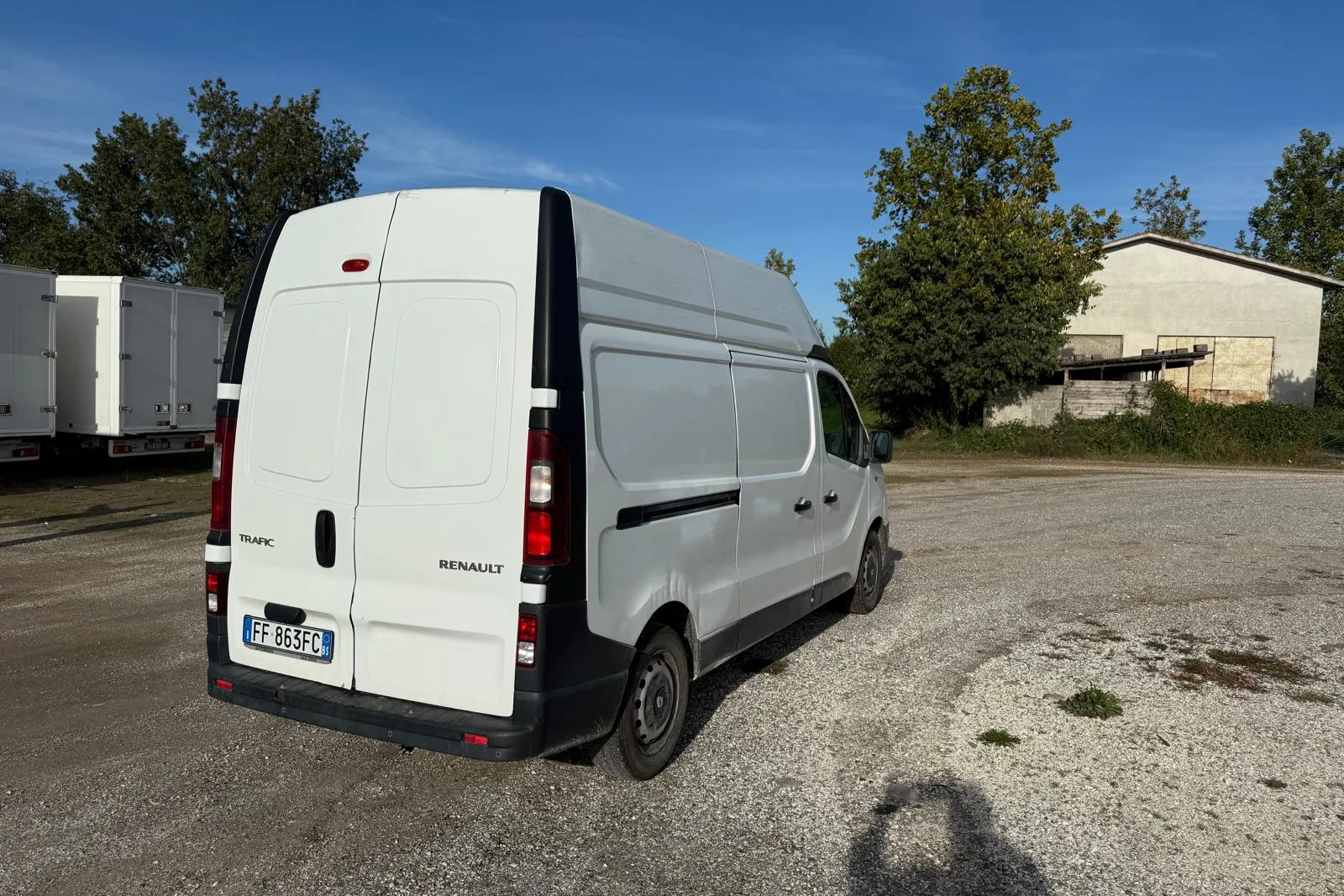 Furgone Renault Trafic targato FF863FC