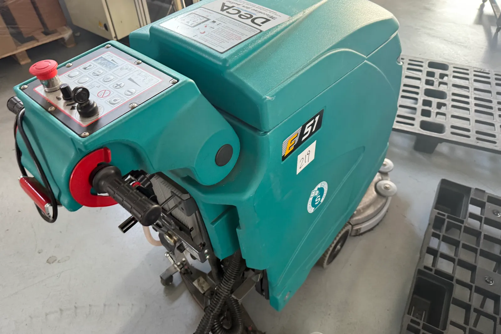 N. 3 transpallet, carrello, lavaasciuga pavimenti, carrello porta utensili Beta