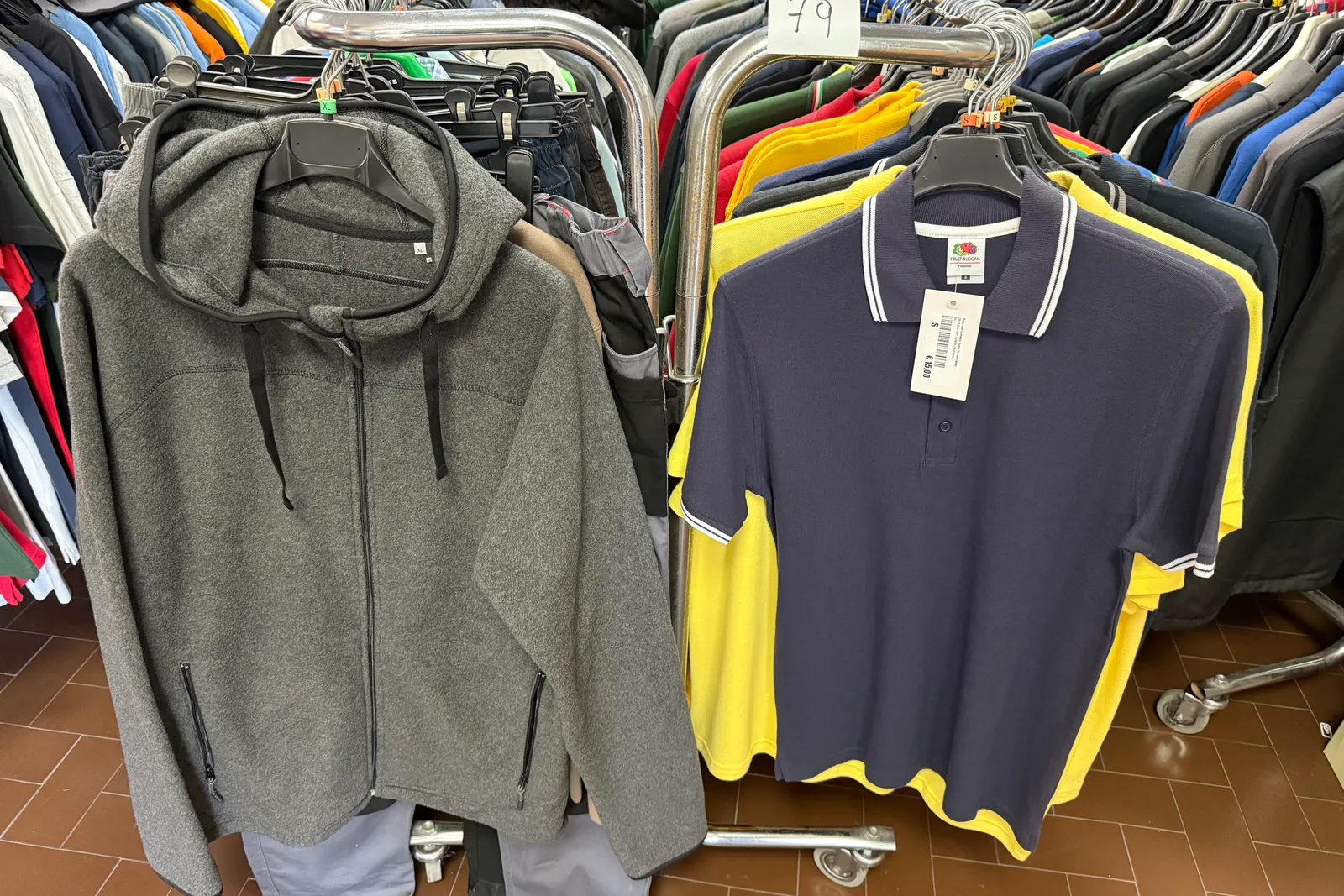 Magazzino tessuti, capi di abbigliamento e accessori – ID da n. 65 a n. 80