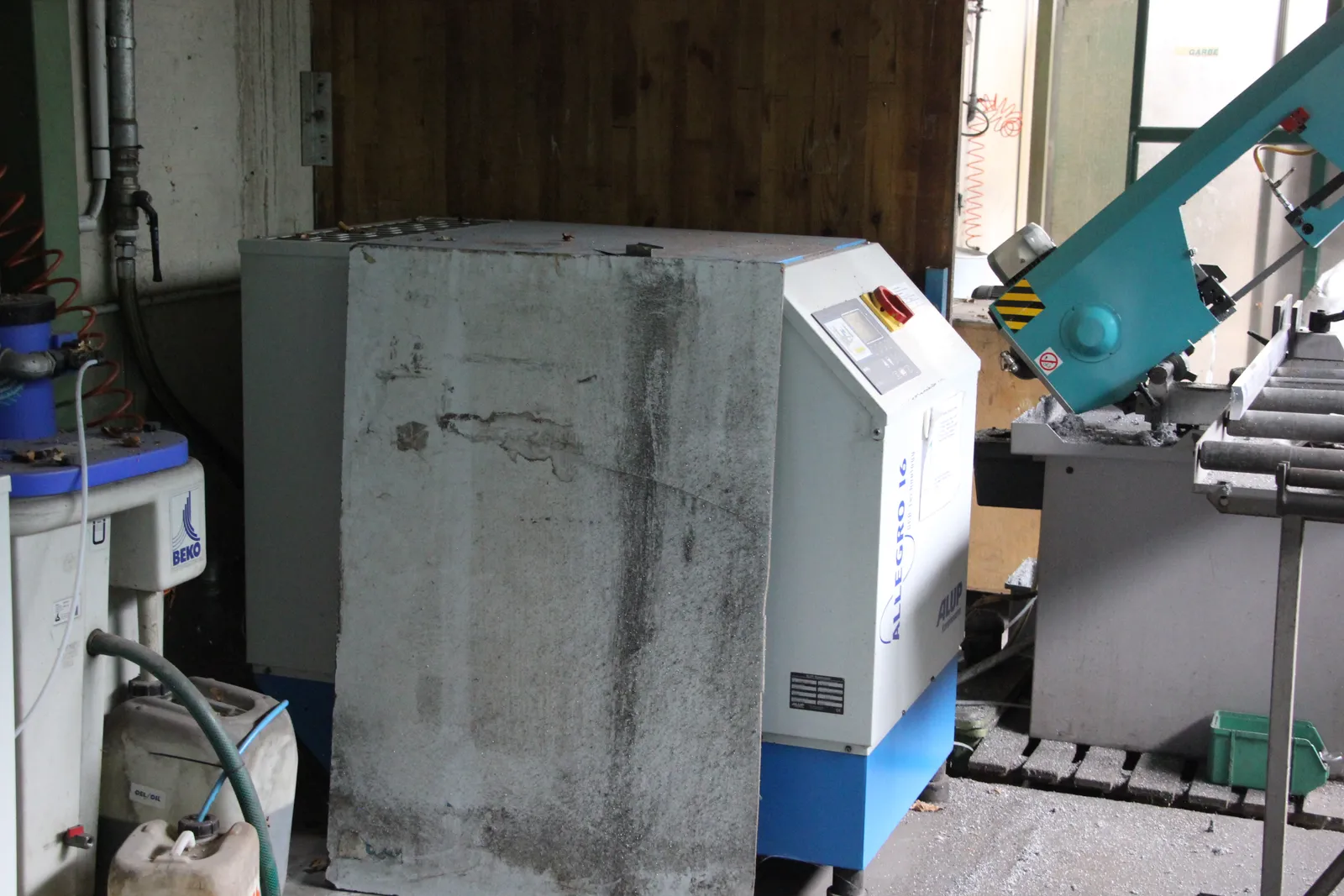 Taglierina automatica, vibroburatti, compressori ed essiccatore, proiettore profili