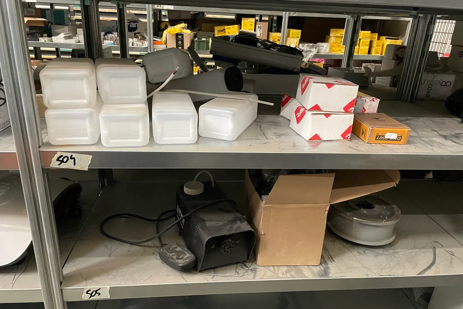Stock lampade da tavolo, materiale elettrico e minuteria varia, oltre attrezzature e mobili da ufficio
