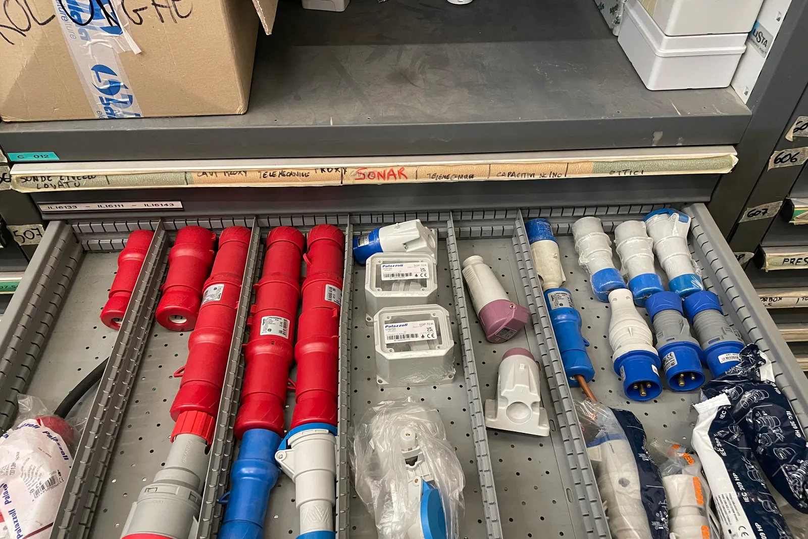 Stock lampade da tavolo, materiale elettrico e minuteria varia, oltre attrezzature e mobili da ufficio