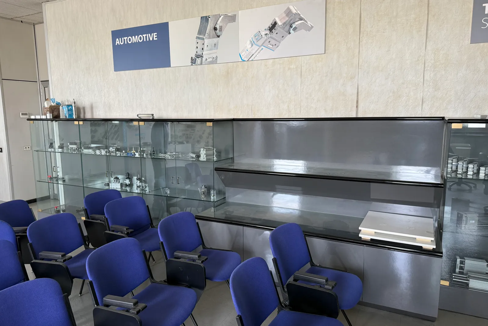 Arredi e macchine elettriche ed elettroniche da ufficio (ID da n. 31 a n. 194, oltre ID 201)