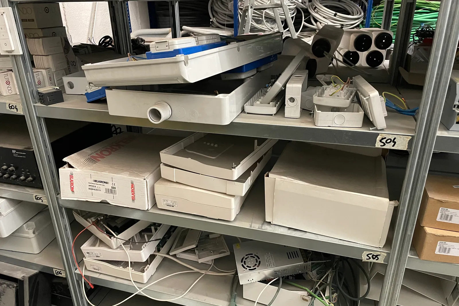 Stock lampade da tavolo, materiale elettrico e minuteria varia, oltre attrezzature e mobili da ufficio