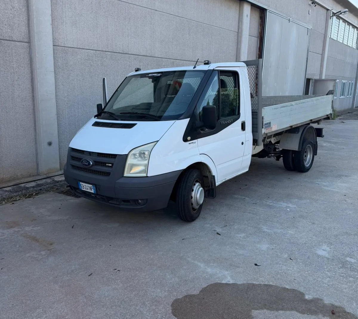 Furgone Ford Transit targato EB241NP
