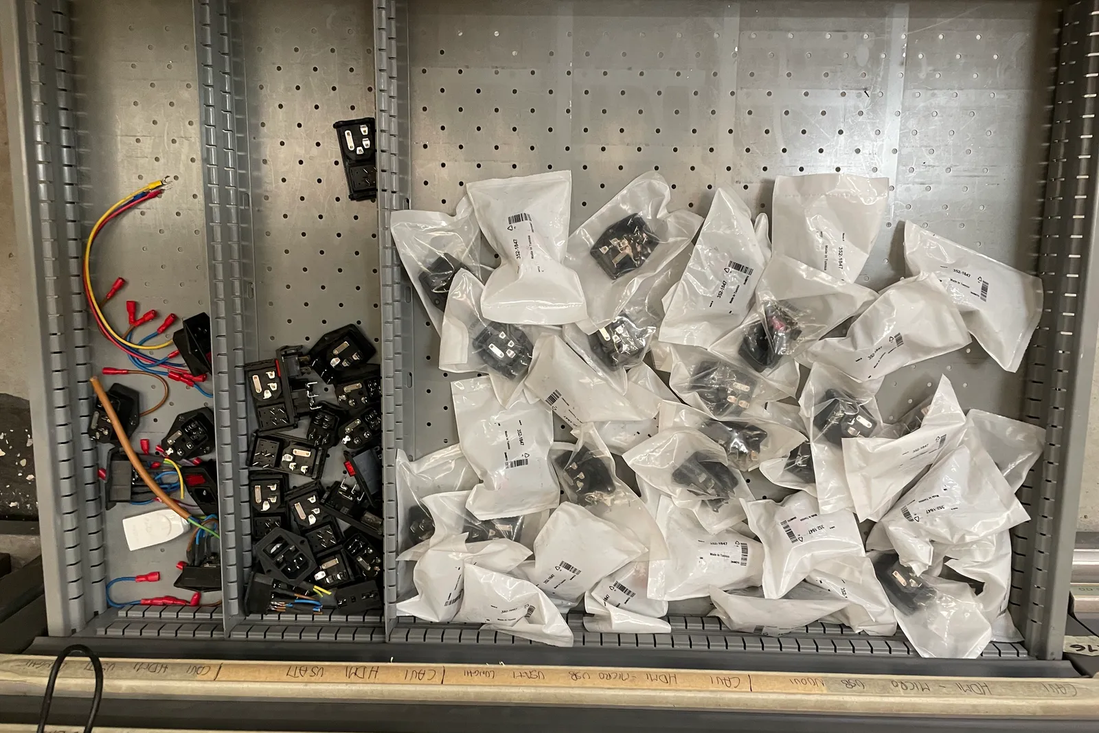Stock lampade da tavolo, materiale elettrico e minuteria varia, oltre attrezzature e mobili da ufficio