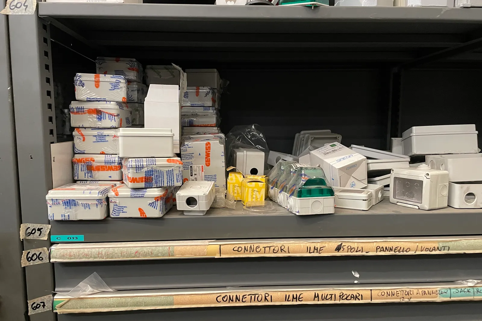 Stock lampade da tavolo, materiale elettrico e minuteria varia, oltre attrezzature e mobili da ufficio