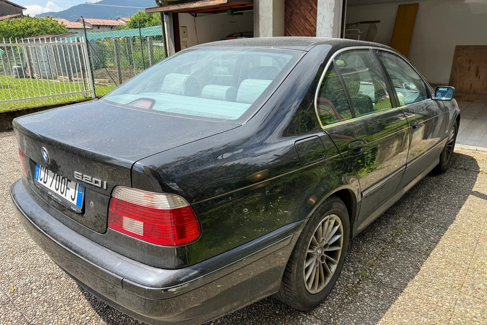Lotto costituito da n. 2 autovetture: - Autovettura Opel Antara targata DT277DZ; - Autovettura BMW 520i targata CD700FJ