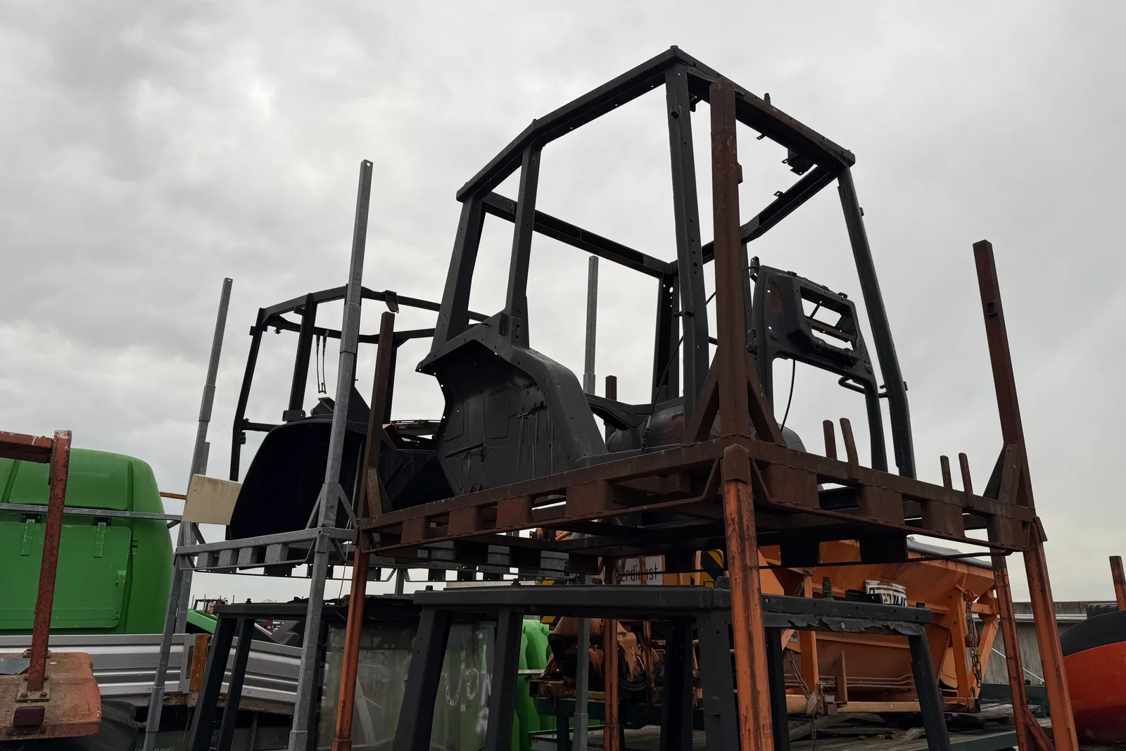 Magazzino componenti e ricambi per macchine agricole, oltre scaffali (escluse casse e ceste metalliche)