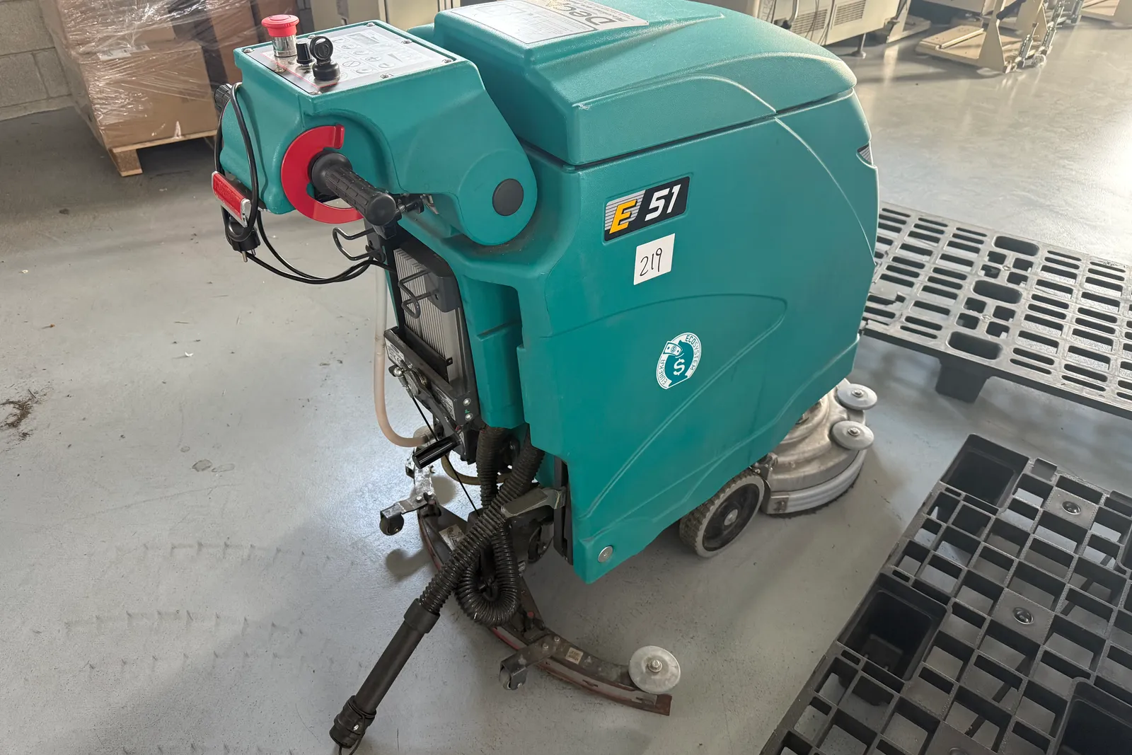 N. 3 transpallet, carrello, lavaasciuga pavimenti, carrello porta utensili Beta