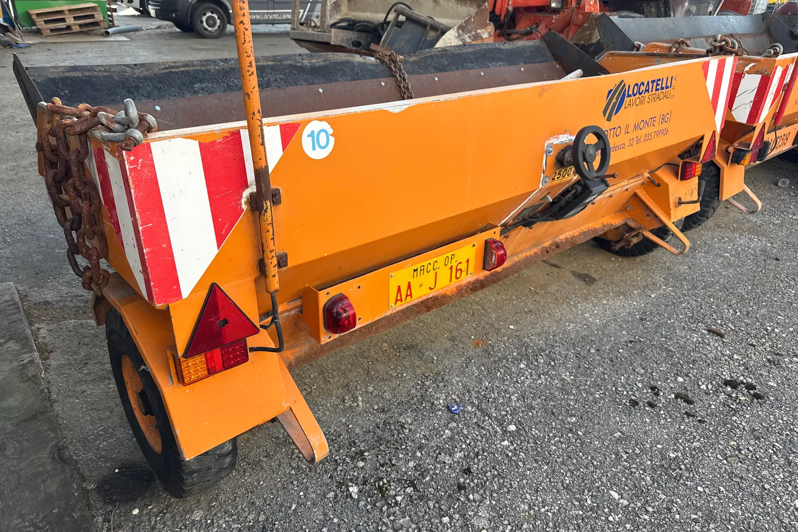Rimorchio spargisale Bombelli mod. SMT 250 targato AAJ161