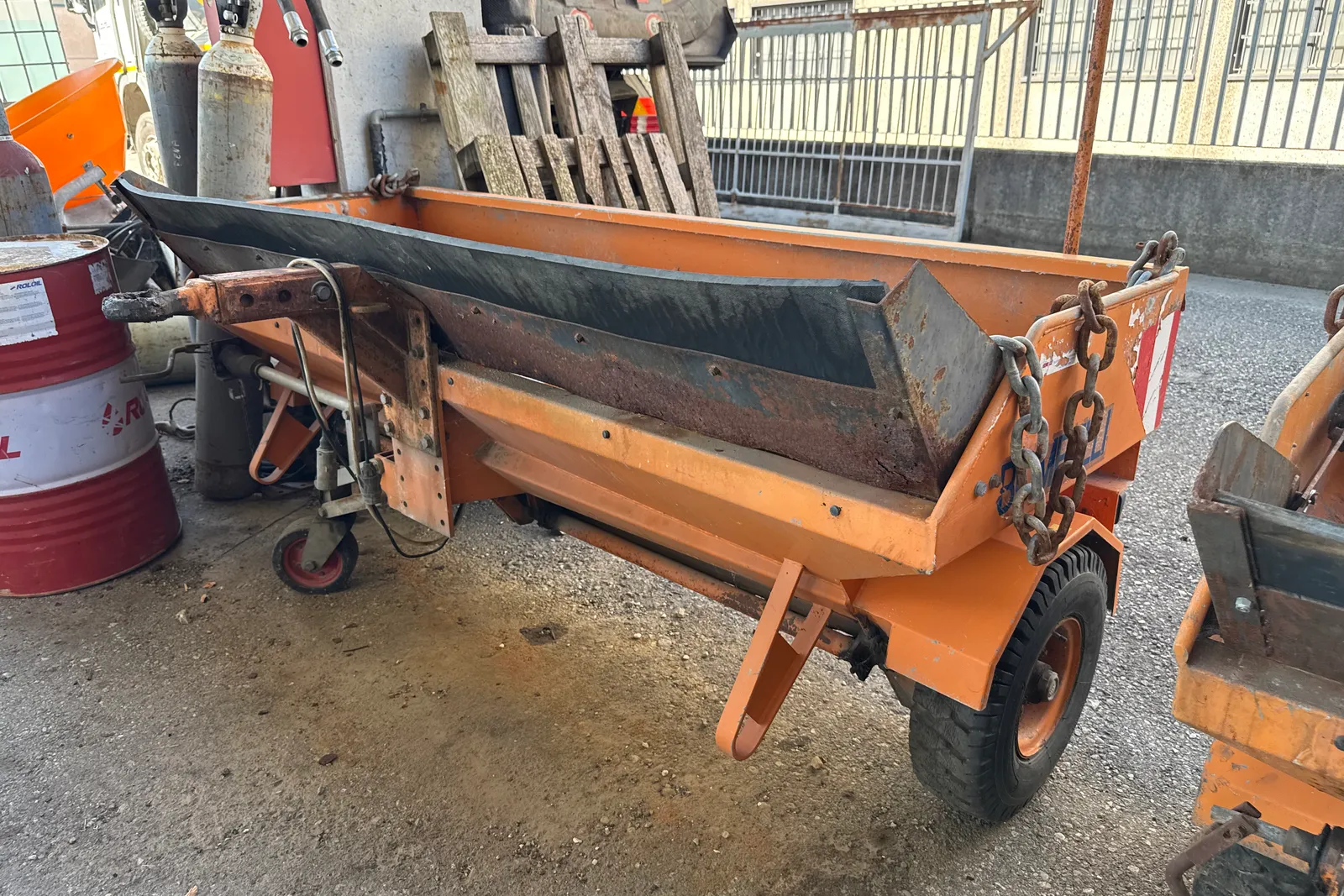 Rimorchio spargisale targato BGA32319 e spargisale carrellato Gamberini mod. CL 500