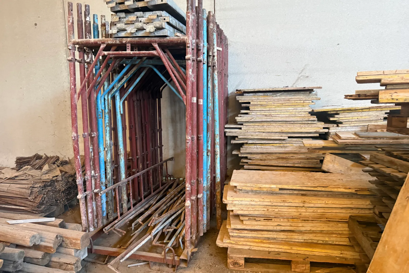 N. 2 betoniere, una taglia asfalto e materiale edile vario (ponteggi, puntelli, legname da cantiere)