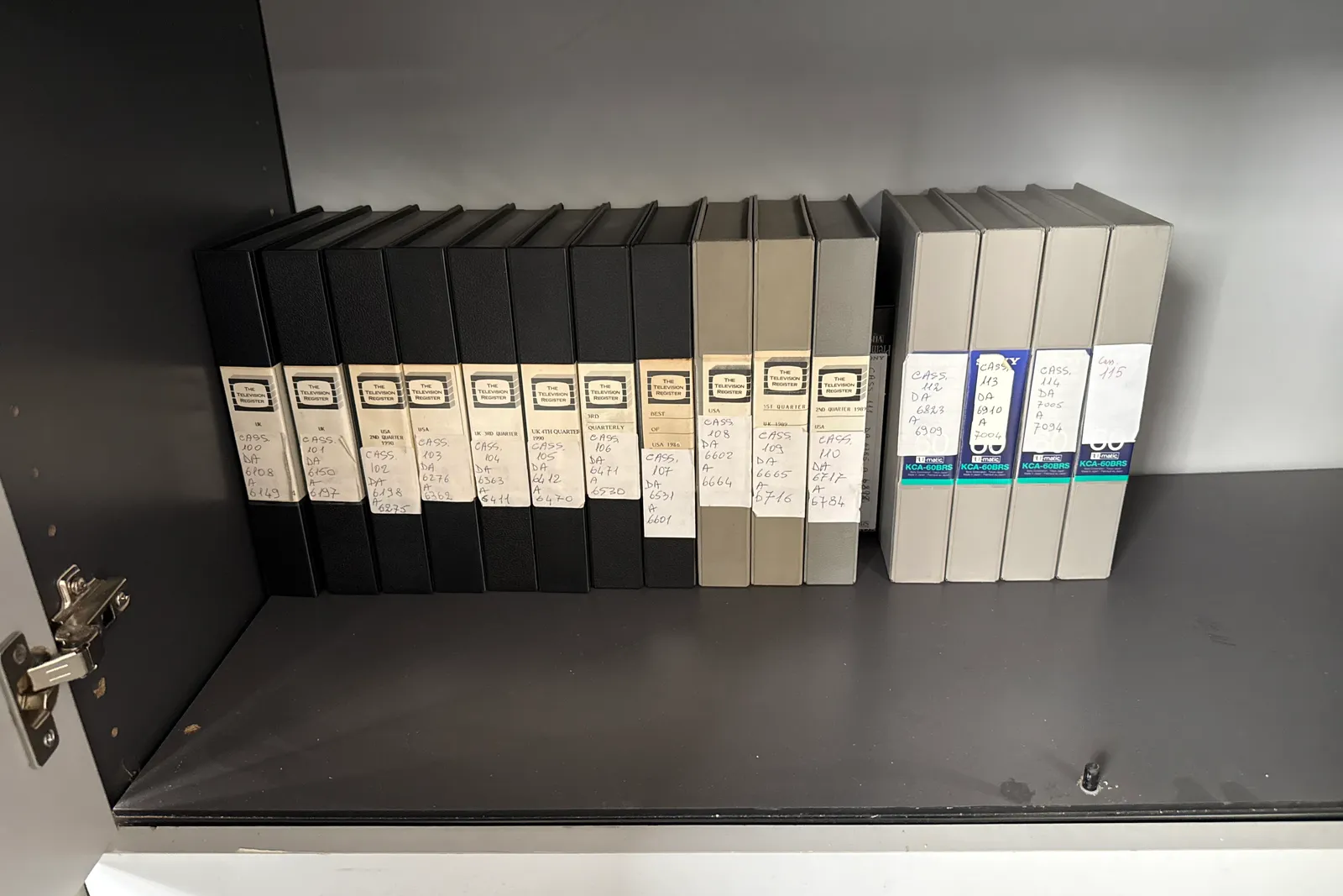 Volumi e riviste a scaffale, oltre stampe originali di uscite pubblicitarie degli anni 1955-1992 e microfiches