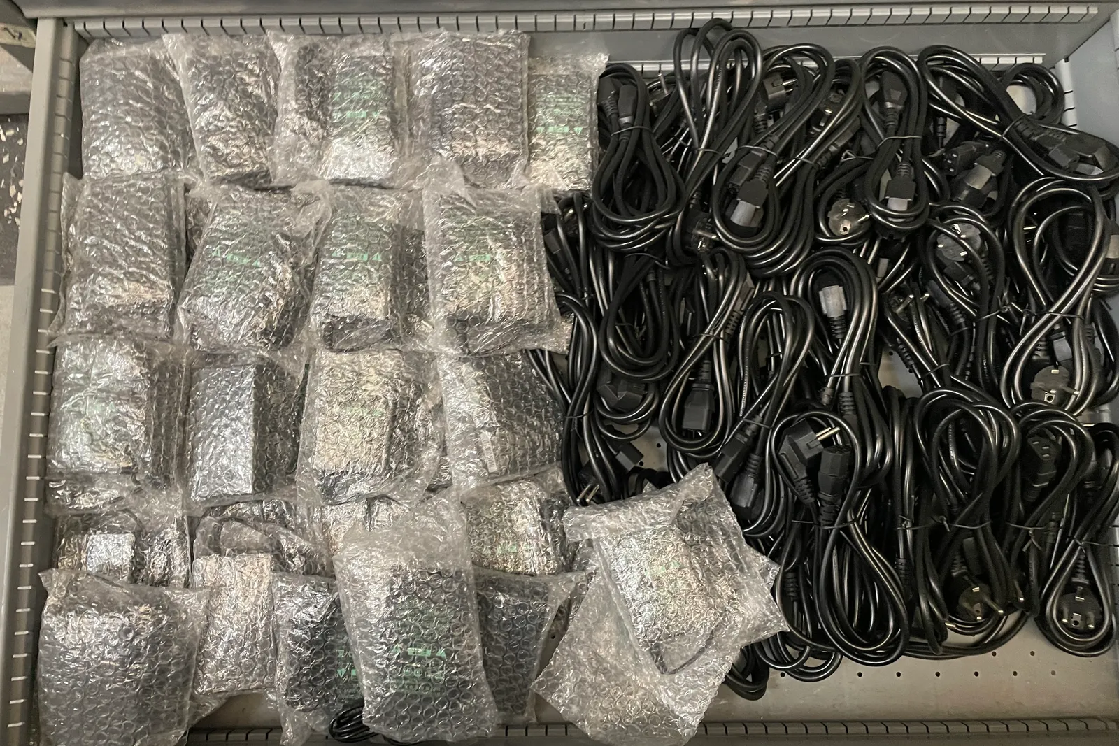 Stock lampade da tavolo, materiale elettrico e minuteria varia, oltre attrezzature e mobili da ufficio