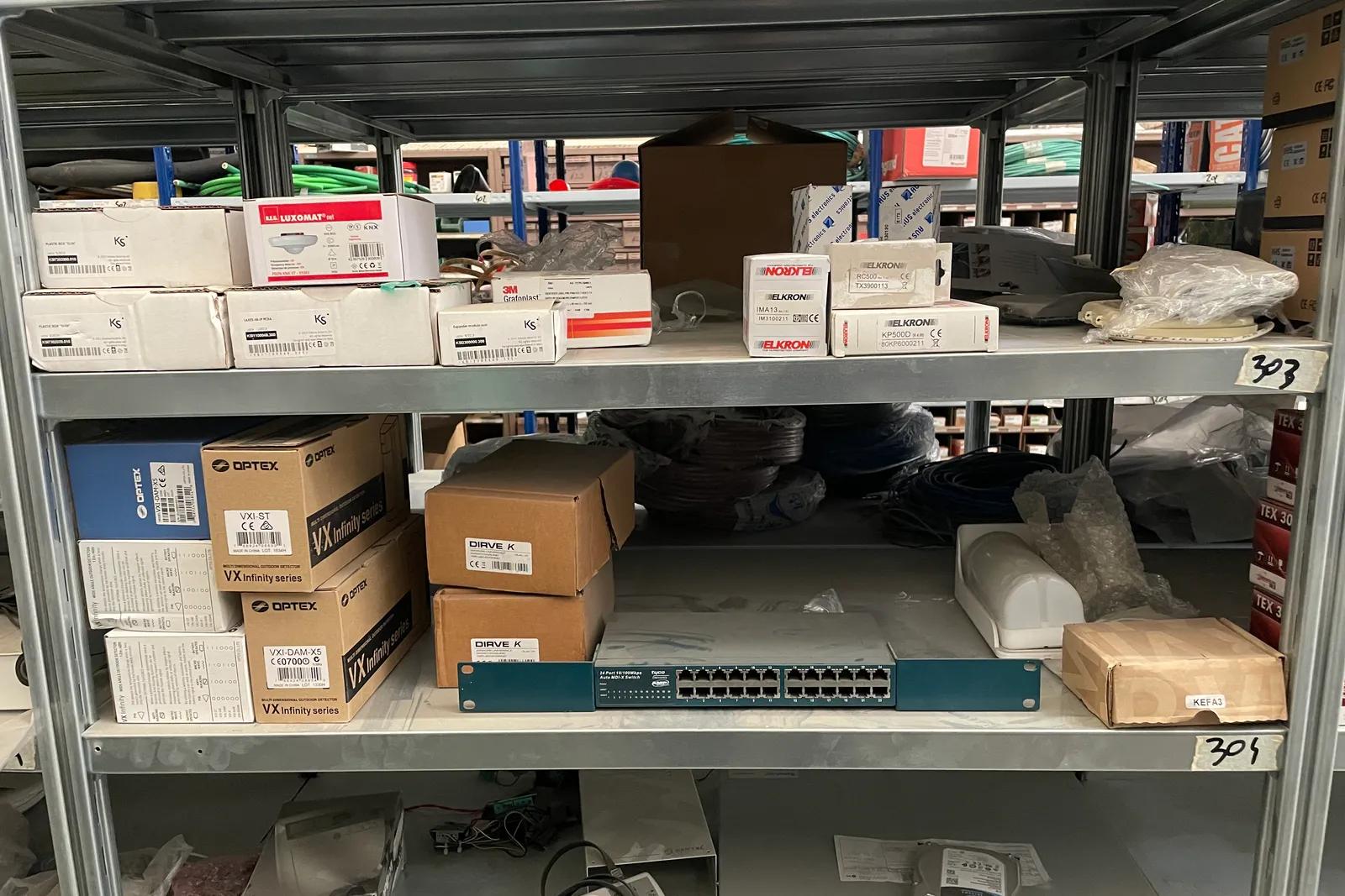 Stock lampade da tavolo, materiale elettrico e minuteria varia, oltre attrezzature e mobili da ufficio