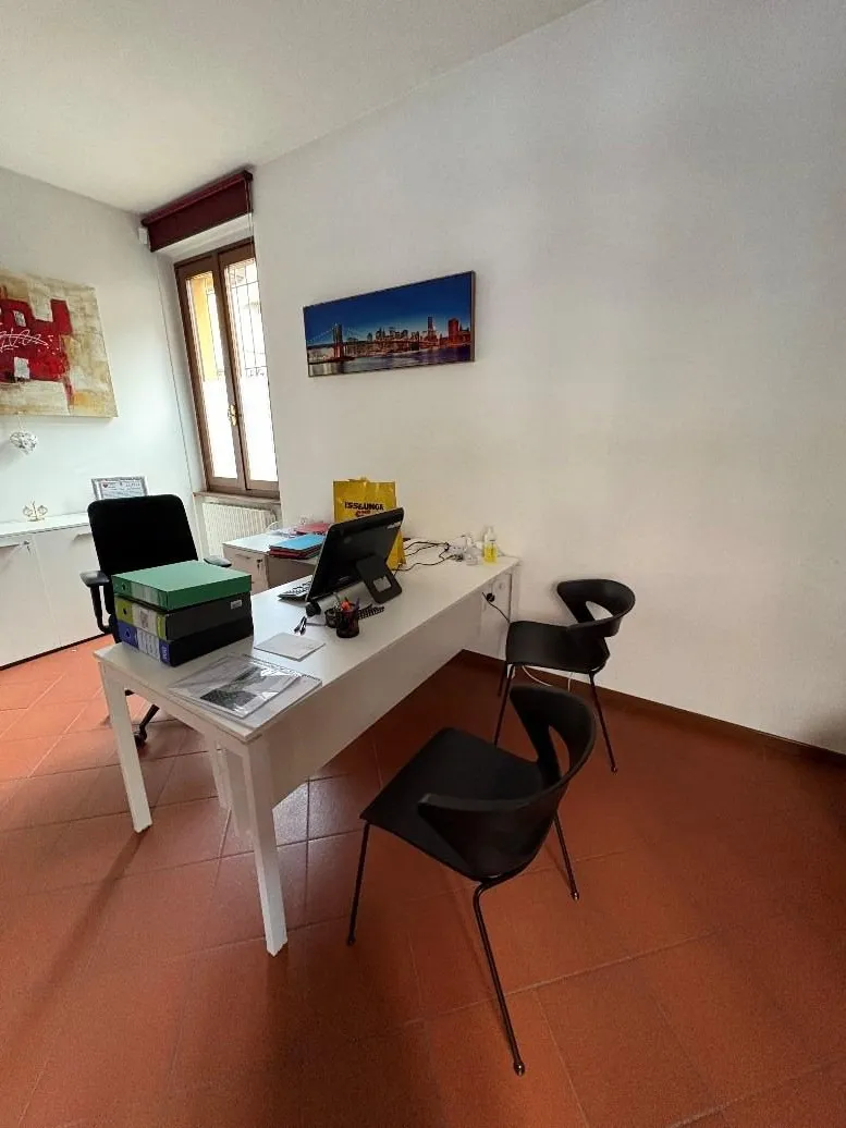 Arredi, insegna e macchina da ufficio presso ufficio in Leffe (BG) Piazza della Libertà n. 28/a