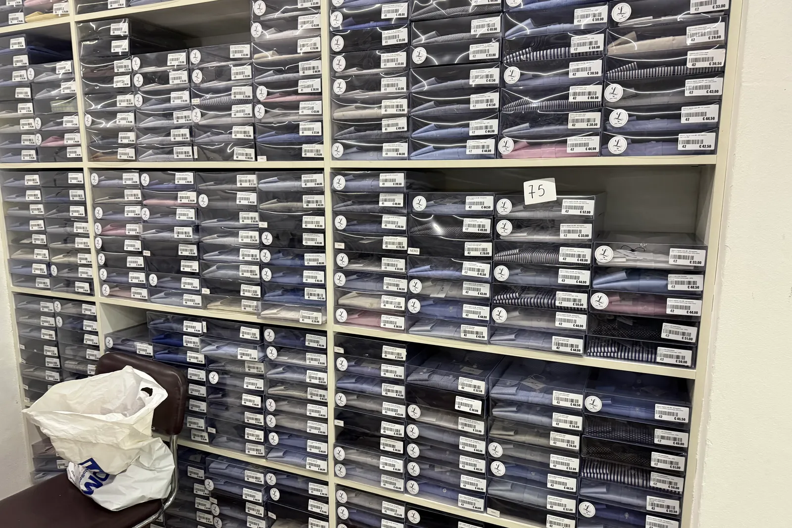 Magazzino tessuti, capi di abbigliamento e accessori – ID da n. 65 a n. 80
