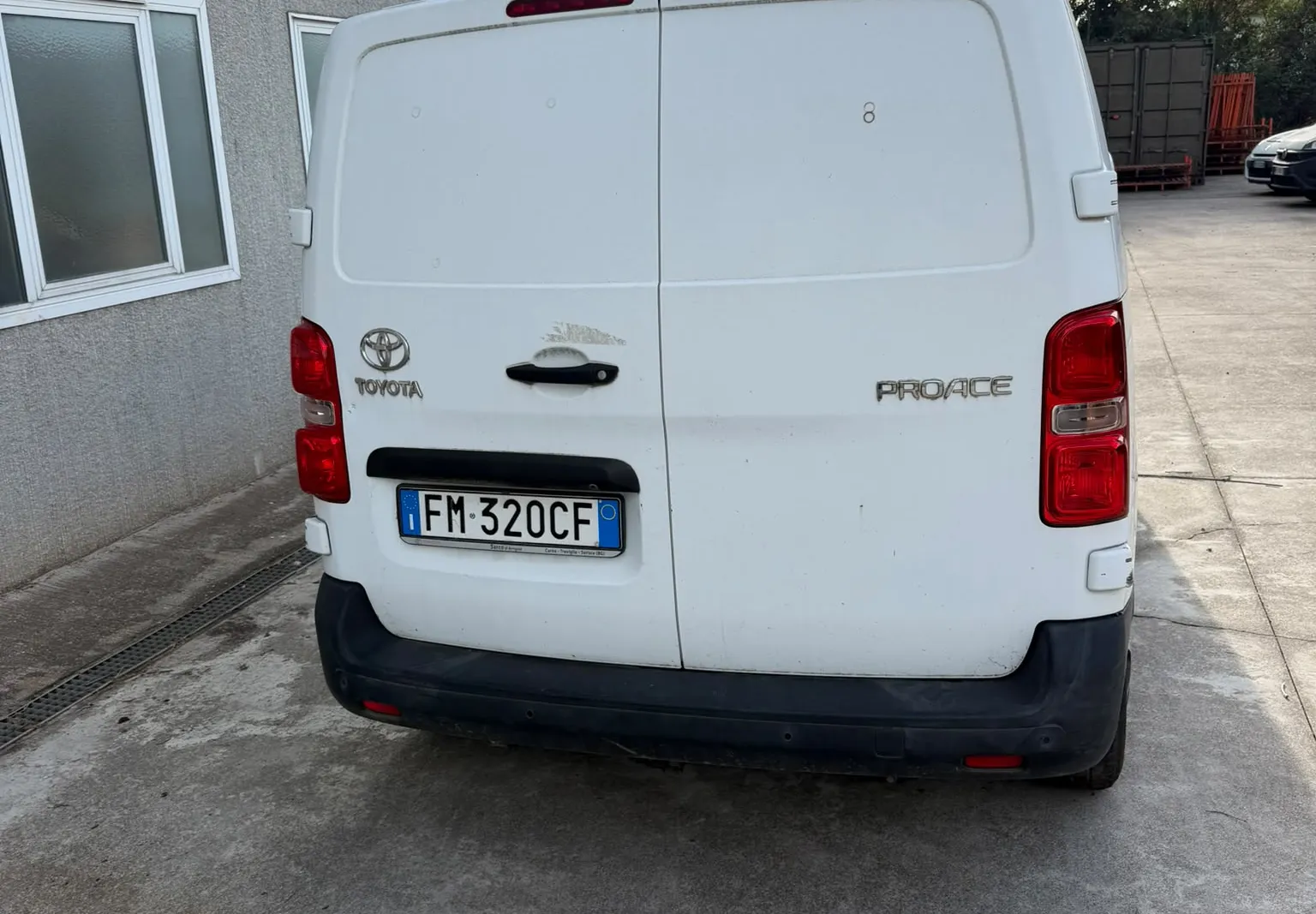 Autocarro Toyota Proace targato FM320CF