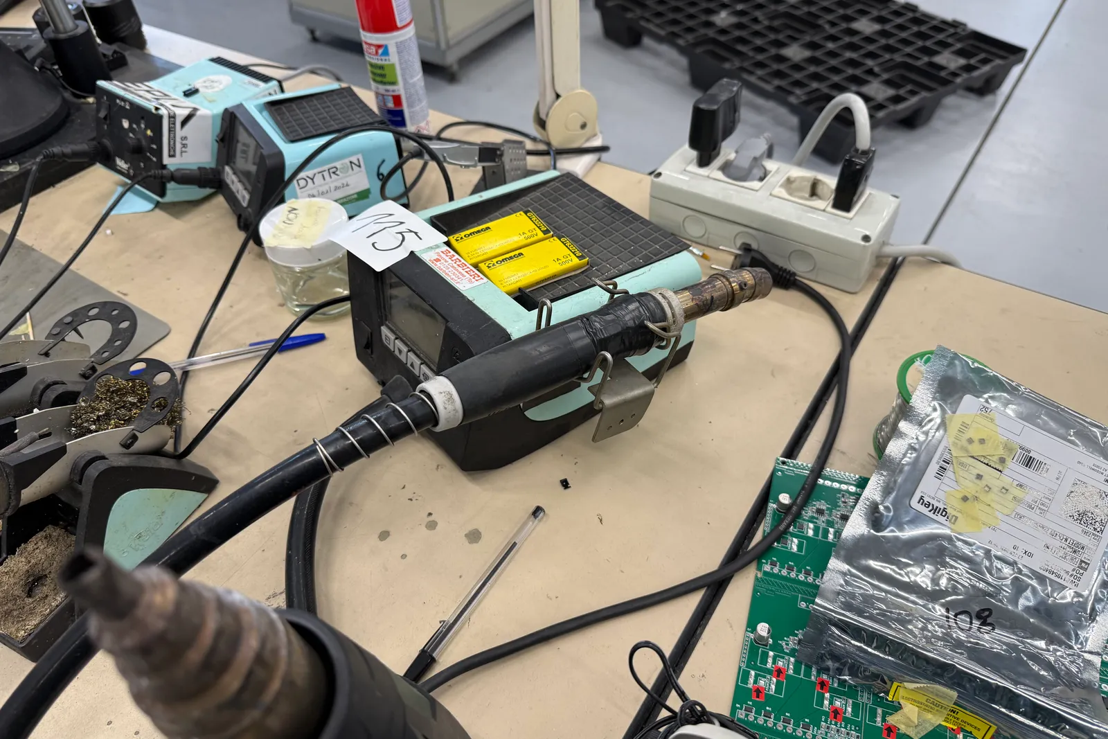Stazioni saldanti, depuratori elettronici d’aria oltre piccoli attrezzi e componenti varie