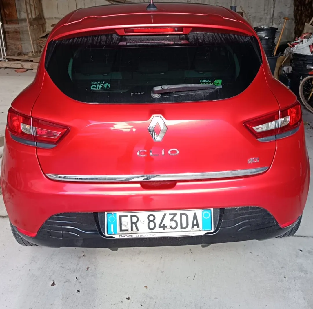 Autovettura Renault Nuova Clio targata ER843DA