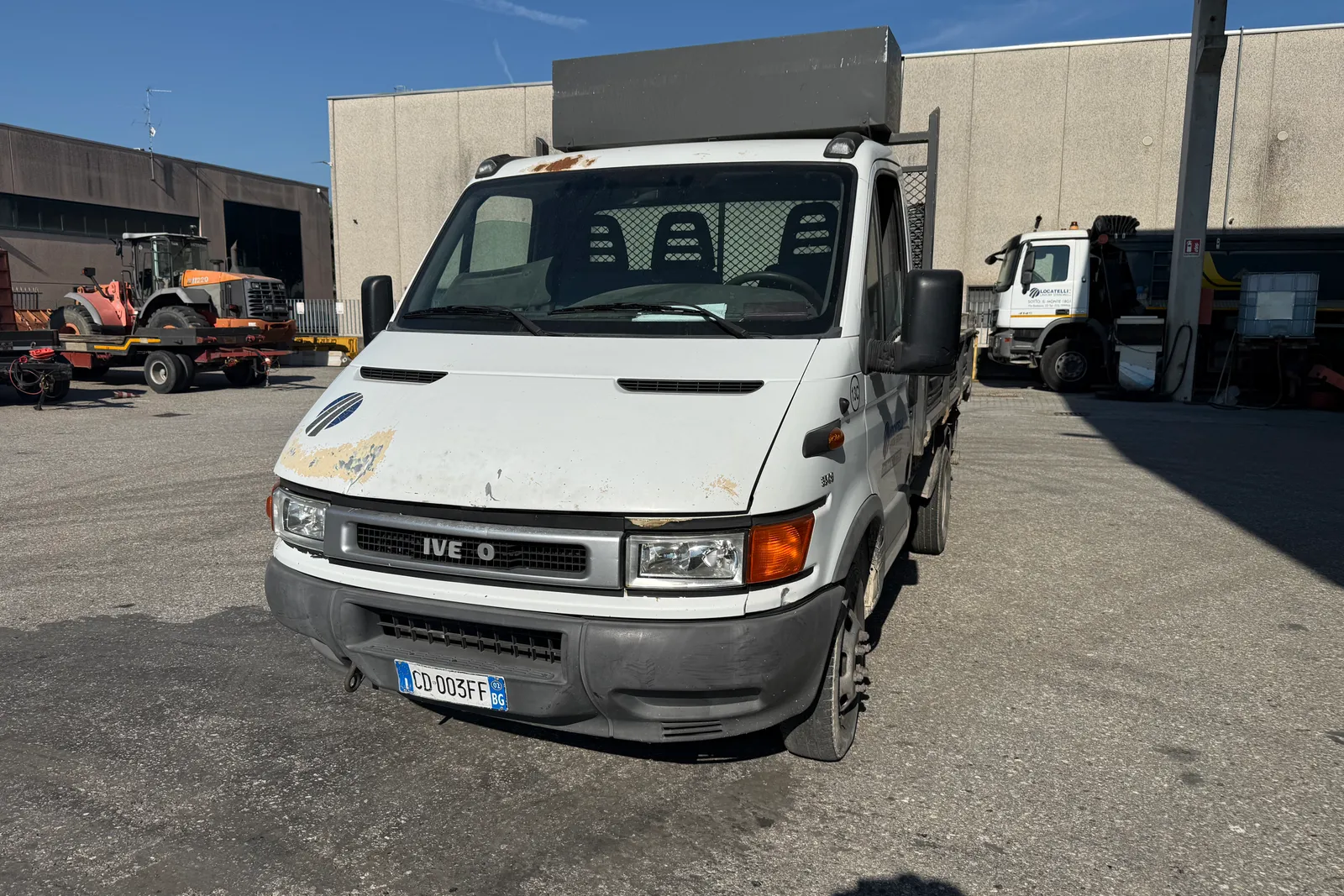 Autocarro ribaltabile Iveco Daily (35C9A) targato CD003FF 