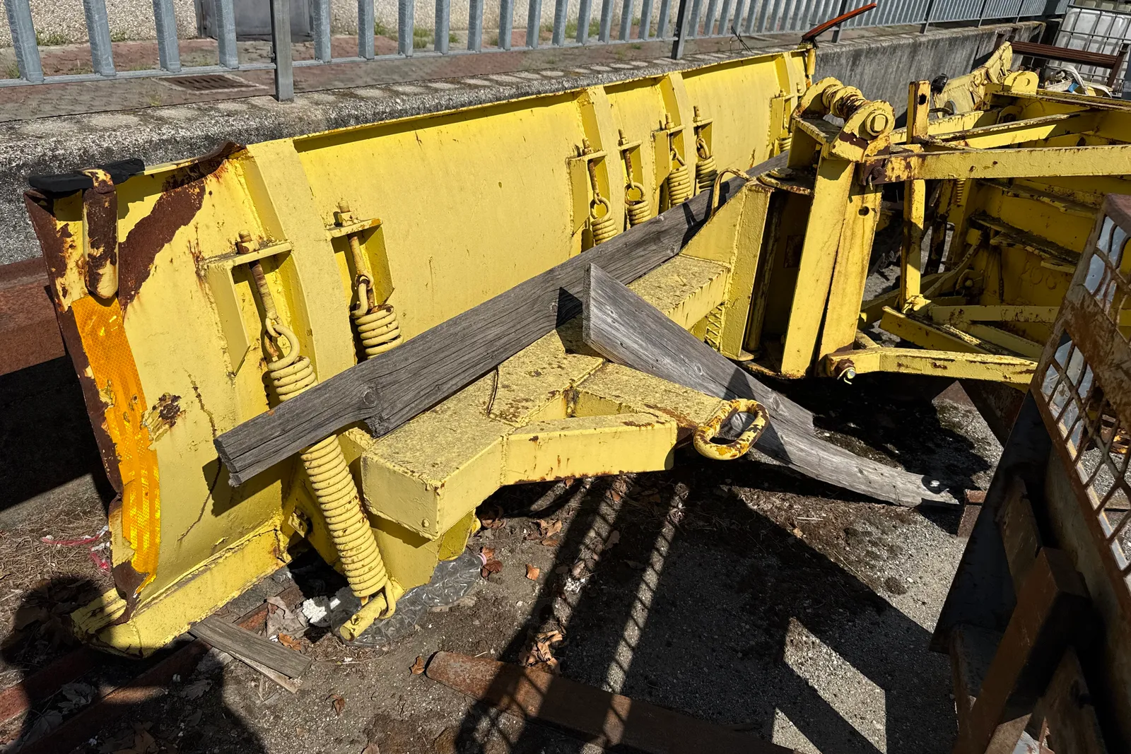 Pala caricatrice gommata Hitachi mod. ZW220 