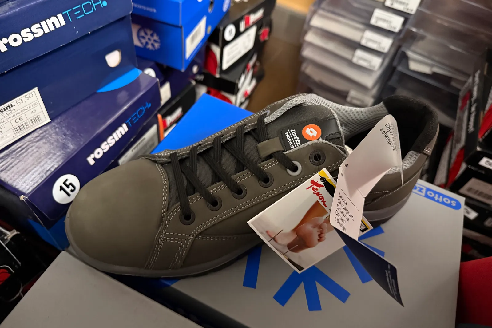 Magazzino tessuti, capi di abbigliamento e accessori – ID da n. 65 a n. 80