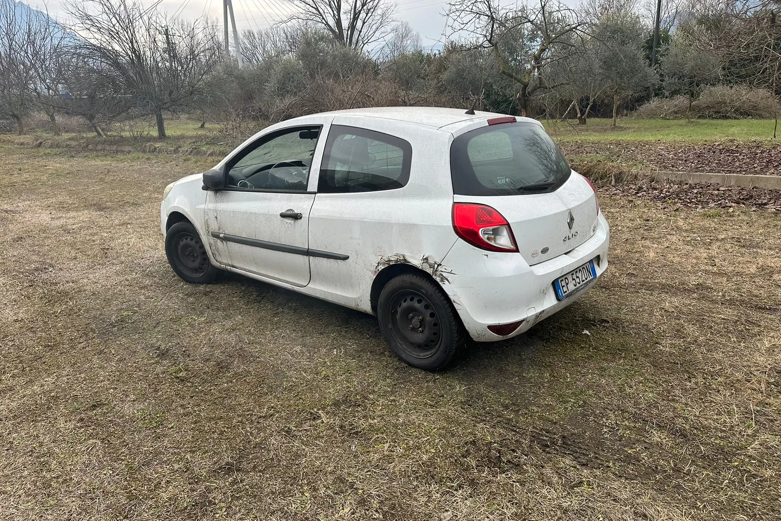 Autocarro Renault Clio targato EP552DN