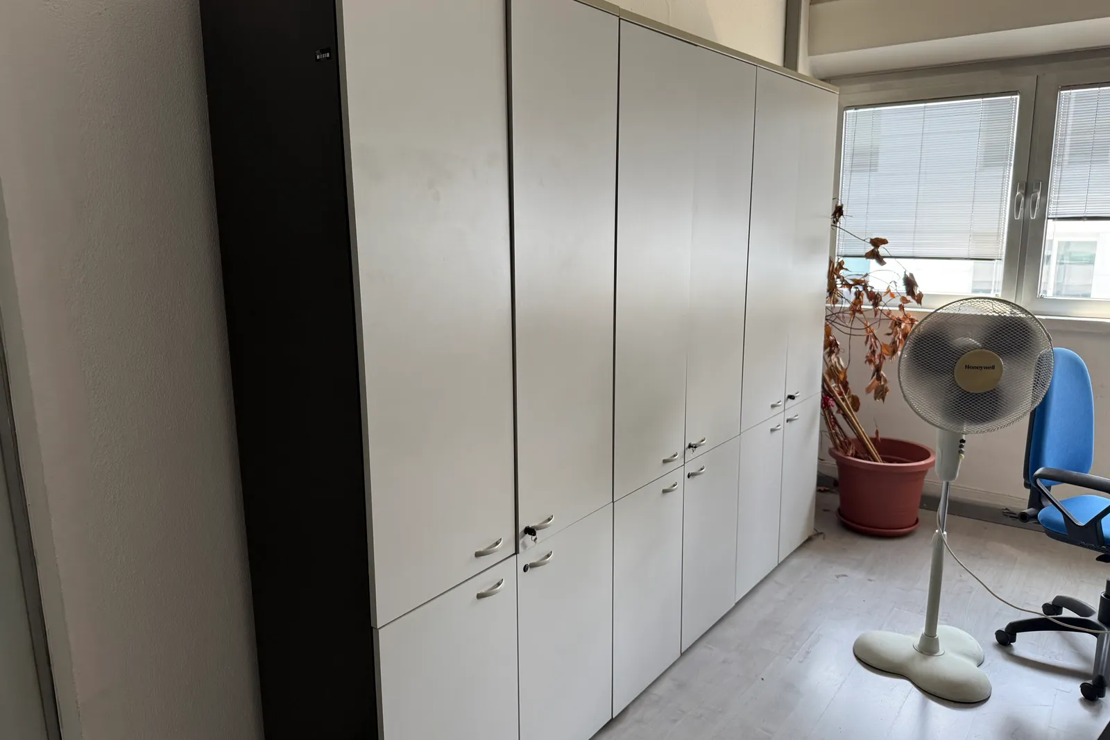 Arredi e macchine elettriche ed elettroniche da ufficio (ID da n. 31 a n. 194, oltre ID 201)