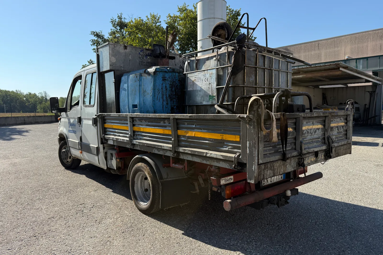 Autocarro ribaltabile Iveco Daily (35C11A) targato BN871RW con macchinario spruzzatrice per emulsione e due cisterne