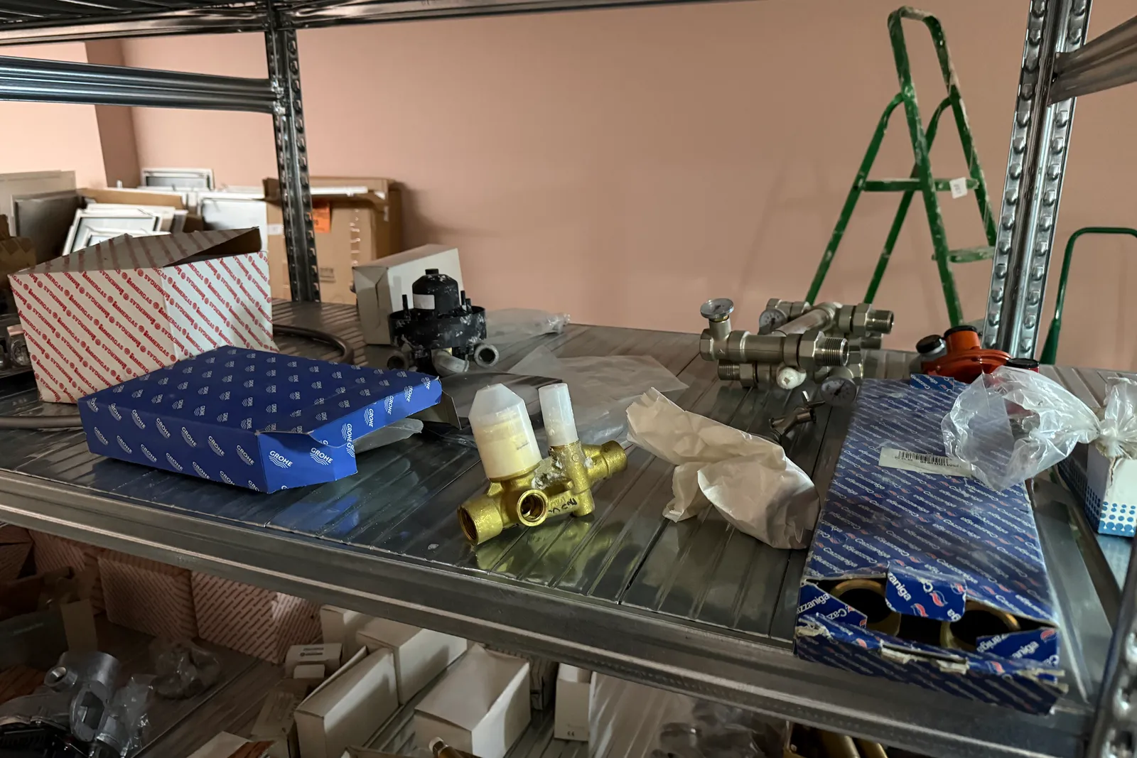 Arredi, scaffali, condizionatori, utensili e minuteria settore idraulico (esclusi ID 37 e beni asserviti all’immobile)