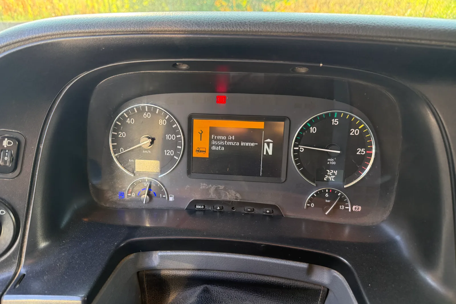 Autocarro ribaltabile Mercedes MB 4145 K targato EC848ME