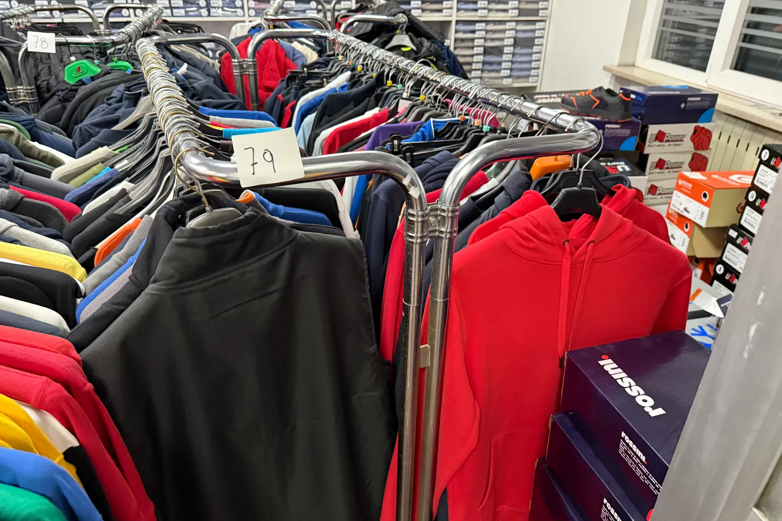 Magazzino tessuti, capi di abbigliamento e accessori – ID da n. 65 a n. 80