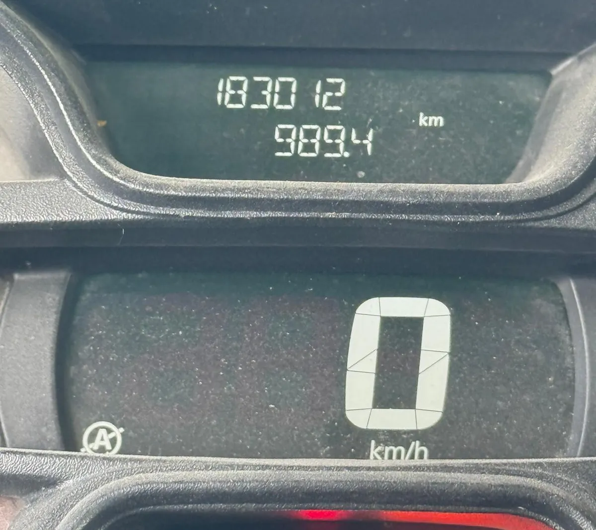 Furgone Renault Trafic targato FF863FC