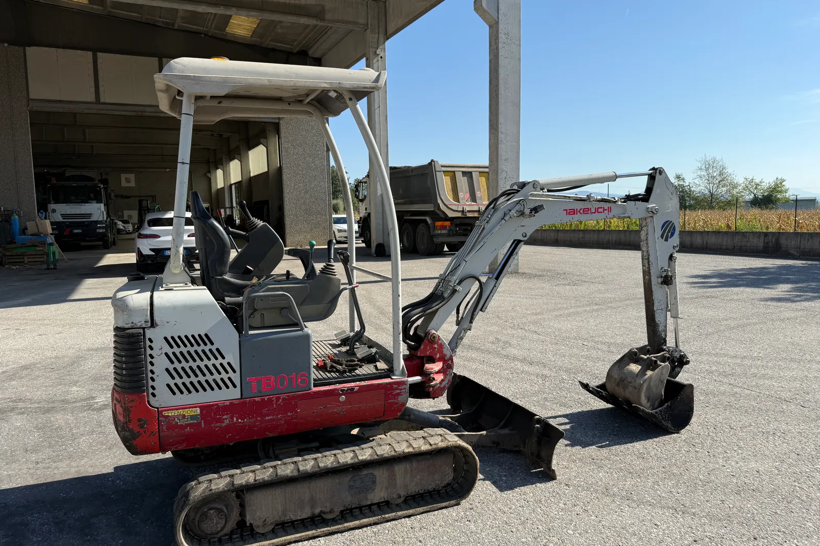 Miniescavatore cingolato Takeuchi mod. TB016S completo di n. 2 benne e coppia di rampe di carico