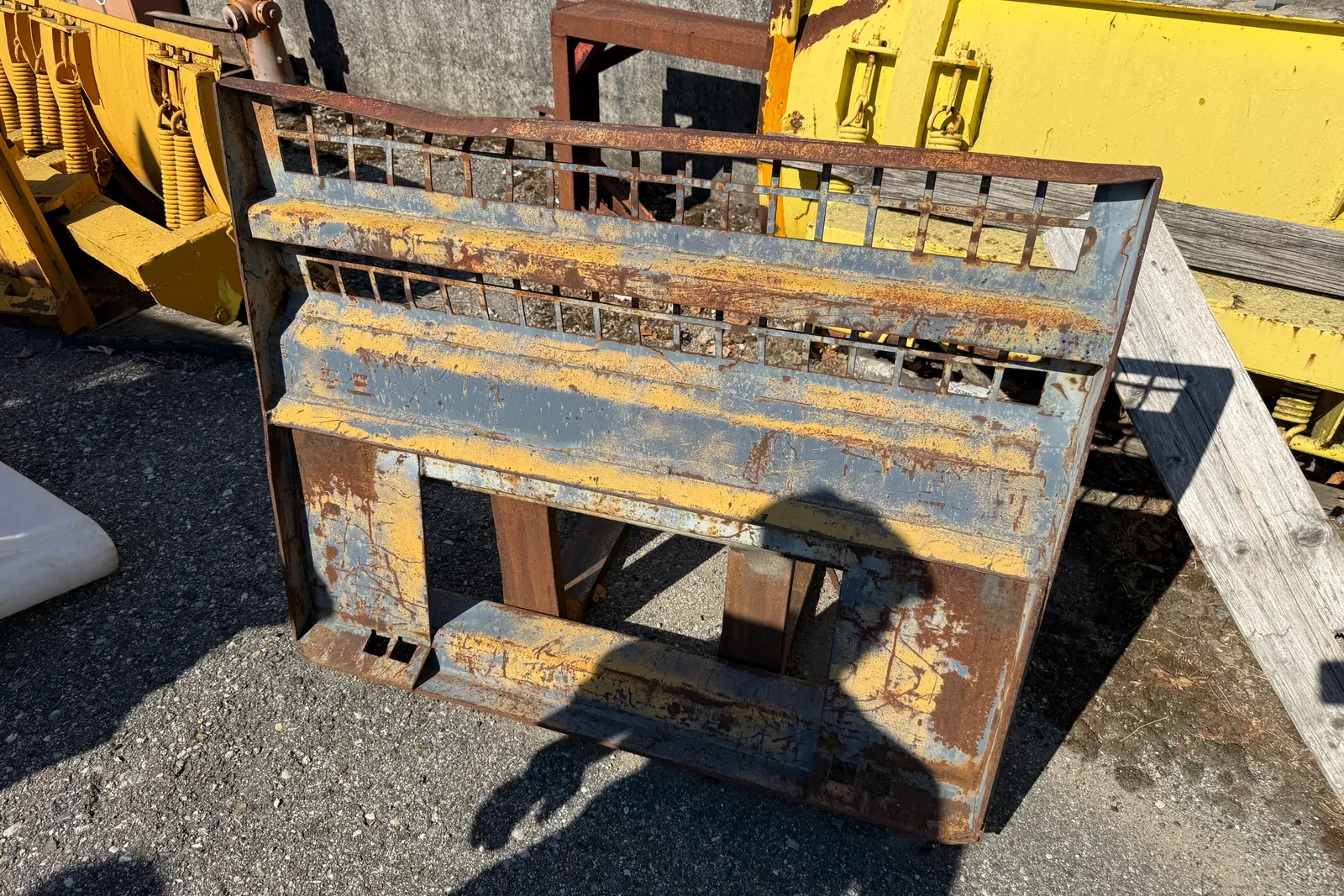 Minipala cingolata Takeuchi mod. TL140 completa di lama livellatrice, spazzatrice, fresa taglia asfalto, lama da neve e strumenti di misura
