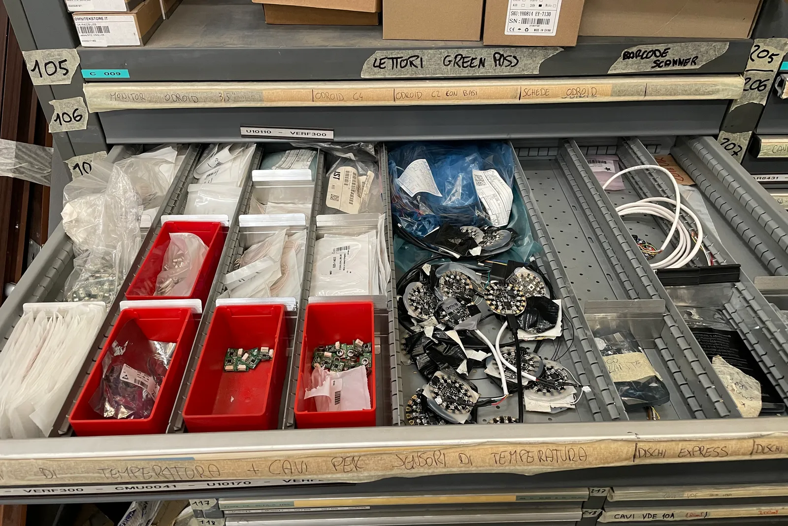 Stock lampade da tavolo, materiale elettrico e minuteria varia, oltre attrezzature e mobili da ufficio