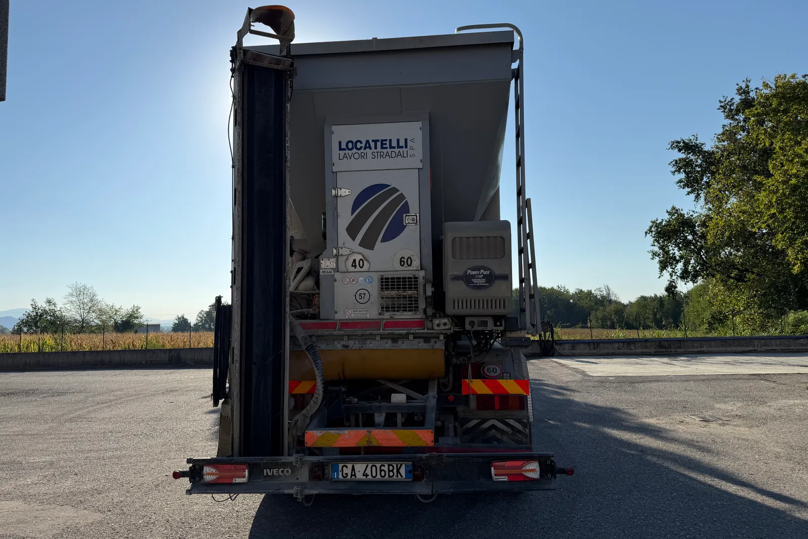 Autocarro Iveco Magirus A410T con impianto miscelazione calcestruzzo Bertoli e cassone scarrabile targato GA406BK