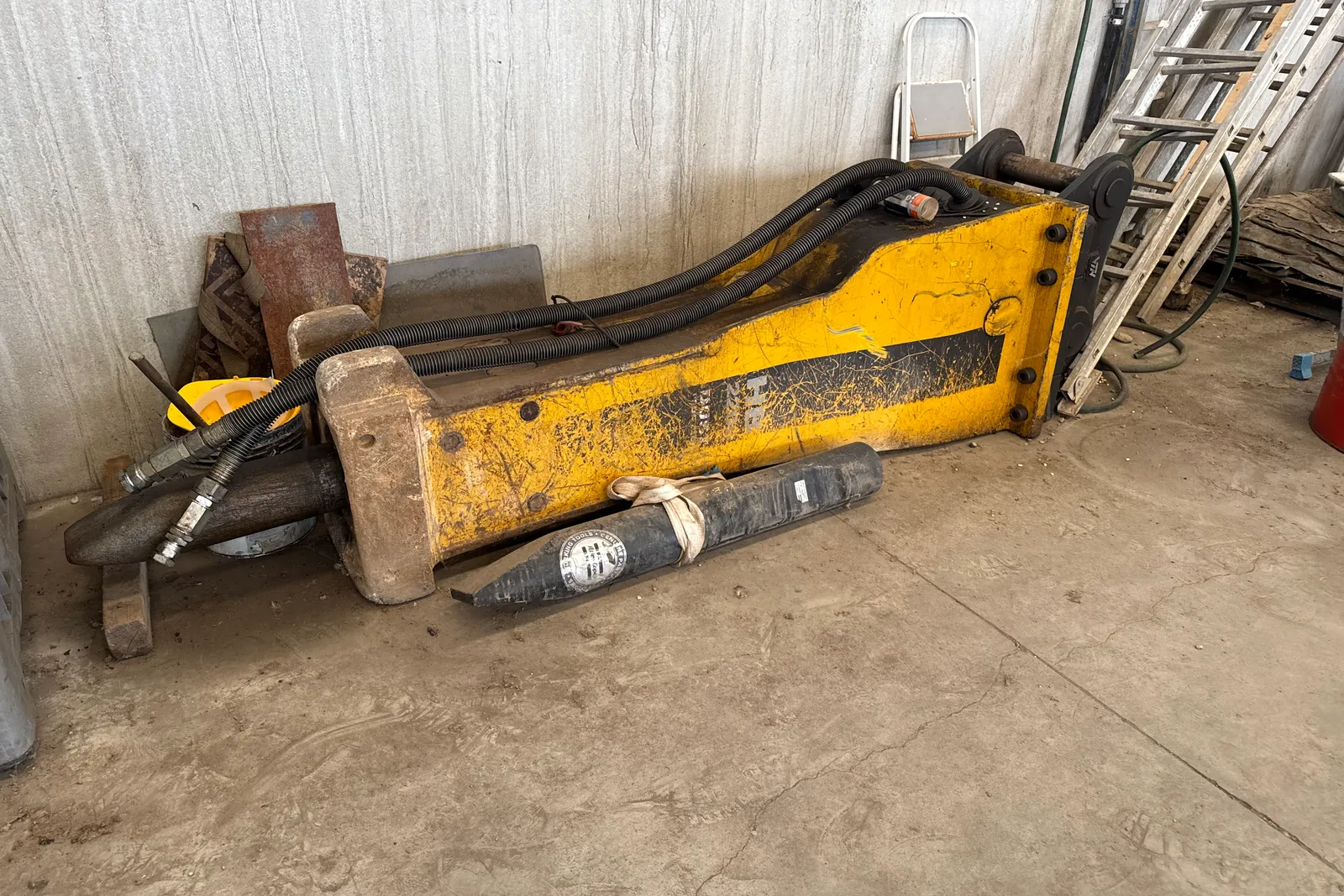 Martello demolitore con punta Atlas Copco mod. HB 2200 Dust