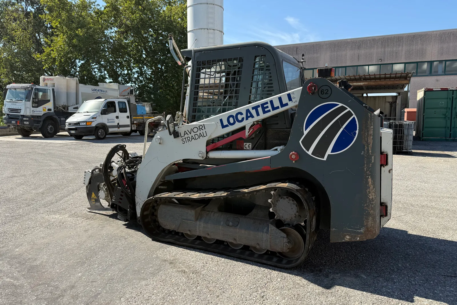Minipala cingolata Takeuchi mod. TL140 completa di lama livellatrice, spazzatrice, fresa taglia asfalto, lama da neve e strumenti di misura