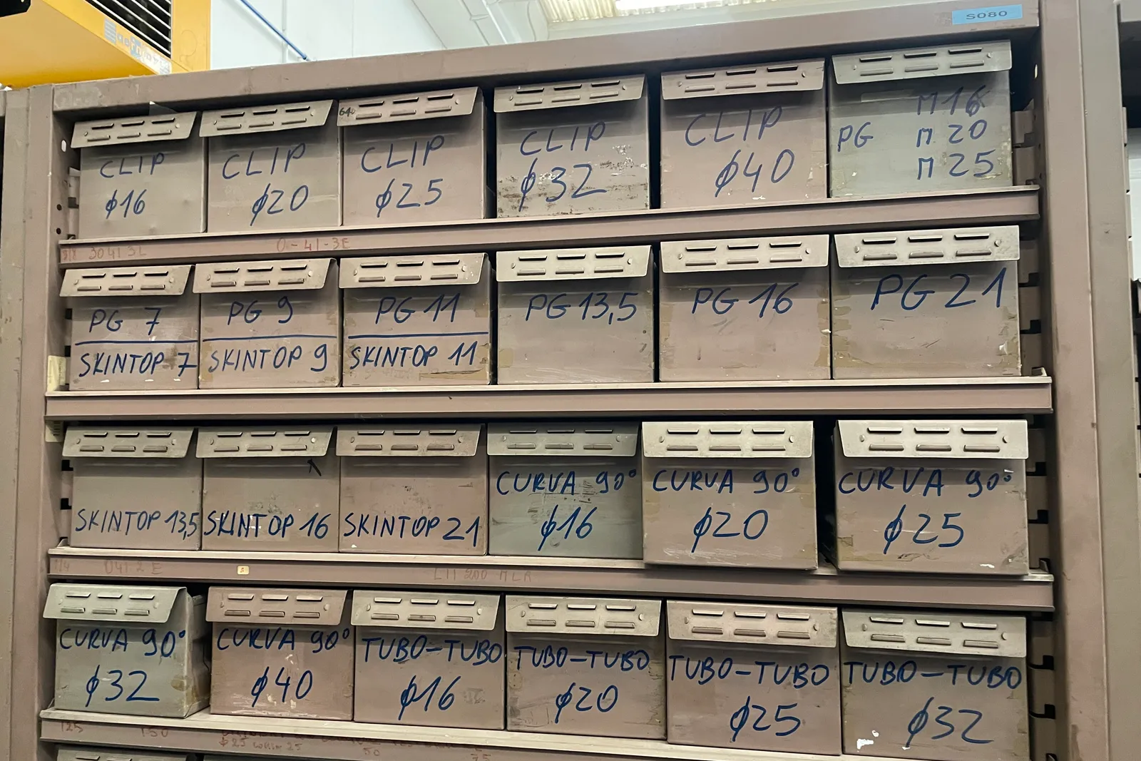 Stock lampade da tavolo, materiale elettrico e minuteria varia, oltre attrezzature e mobili da ufficio