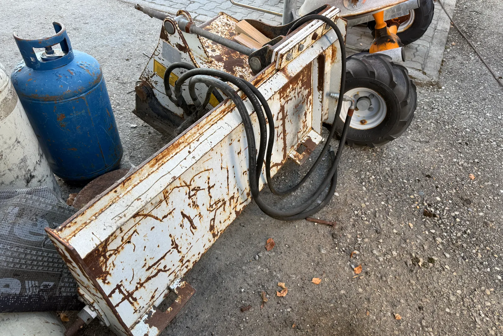 Minipala cingolata Takeuchi mod. TL140 completa di lama livellatrice, spazzatrice, fresa taglia asfalto, lama da neve e strumenti di misura