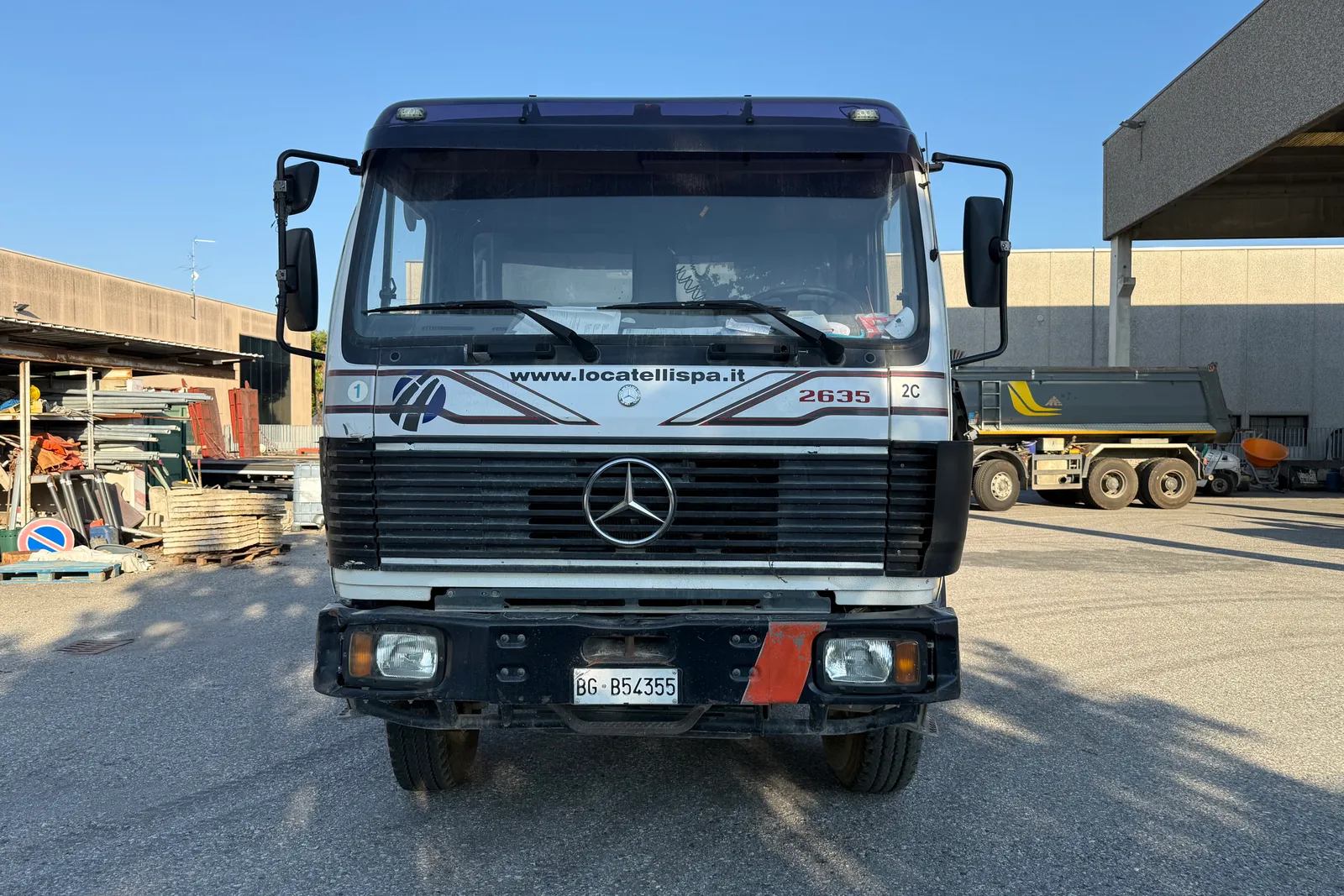Autocarro ribaltabile Mercedes targato BGB54355