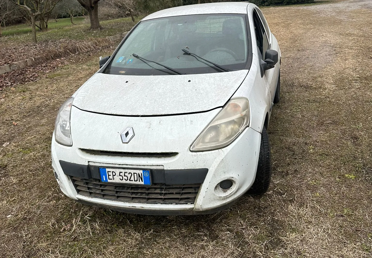 Autocarro Renault Clio targato EP552DN